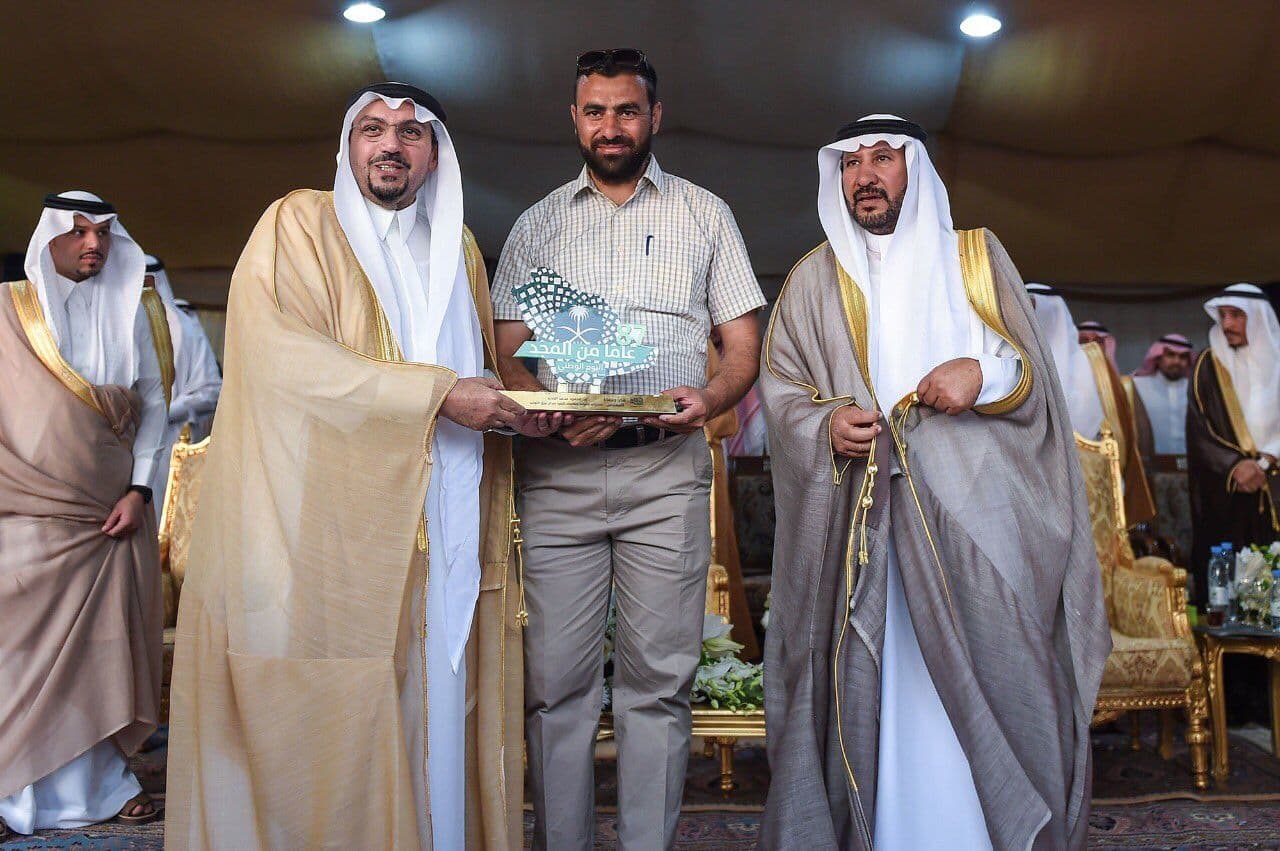 سمو أمير منطقة القصيم يكرم المهندس محمود الحديد المشرف على مشروع ميدان بيرق التوحيد